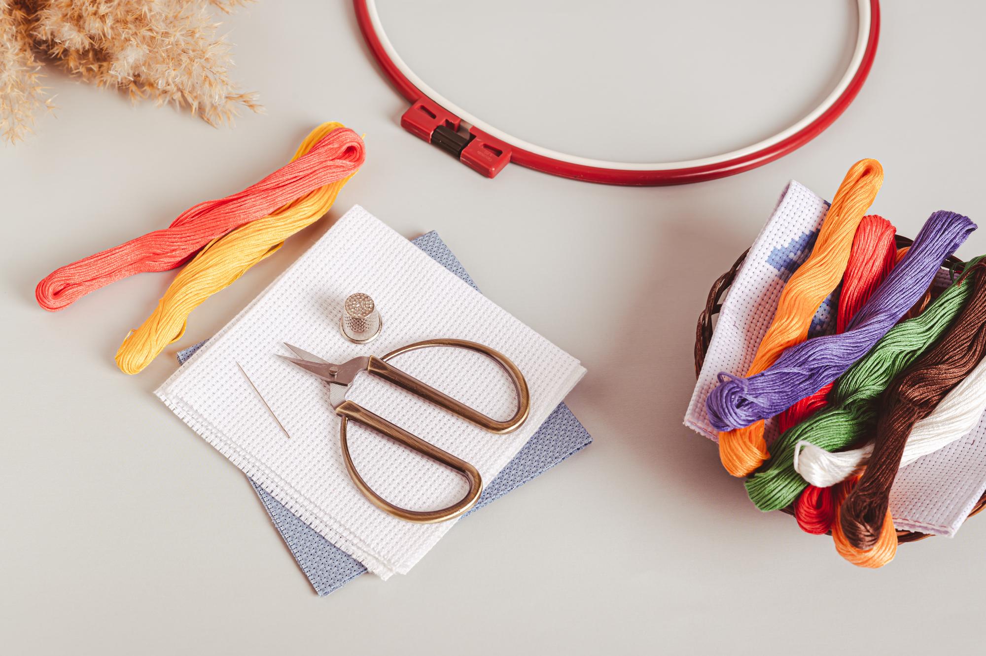 Kit per ricamo moderno con colori e strumenti